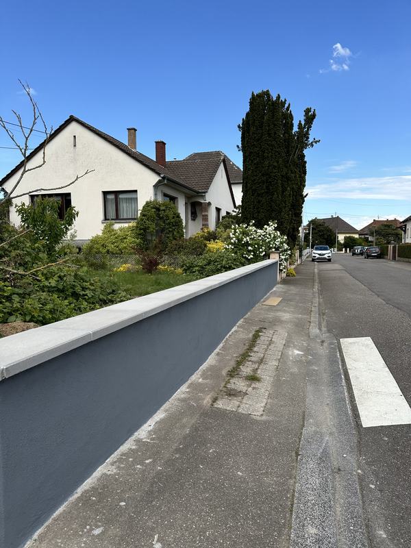 Muret enduit le long de la voirie