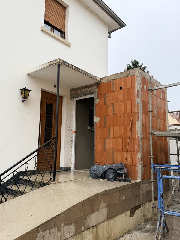 Extension en briques en cours de montage