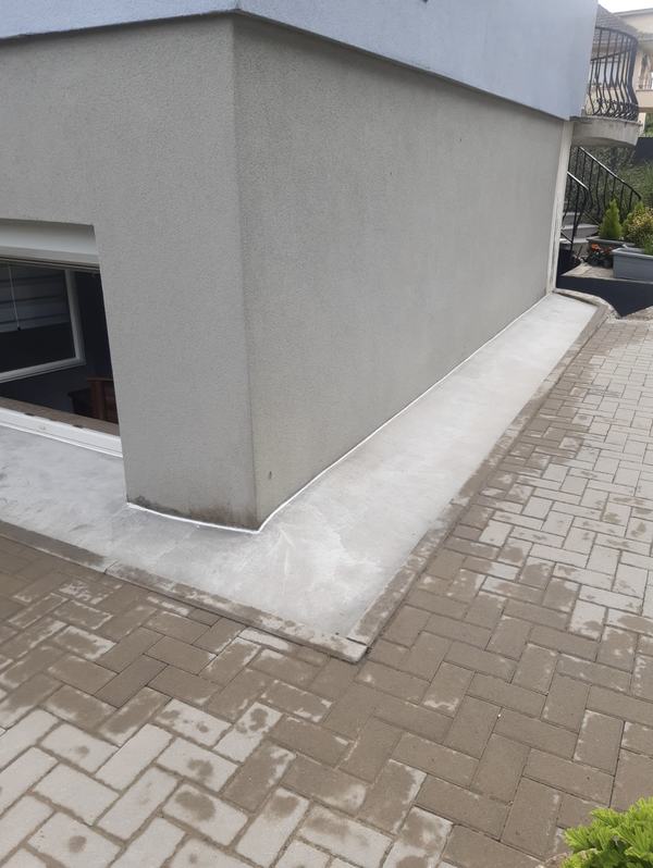 Mur enduit et pavage finis